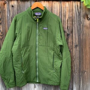 Perfect fall hike Patagonia men’s green vintage light weight puffer jacket/coat.